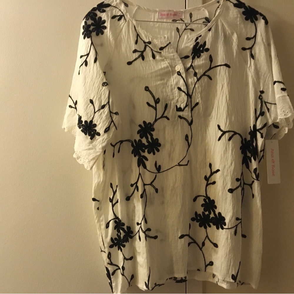 White Embroidered Floral Short Sleeve Top. pit to pit 21 inches